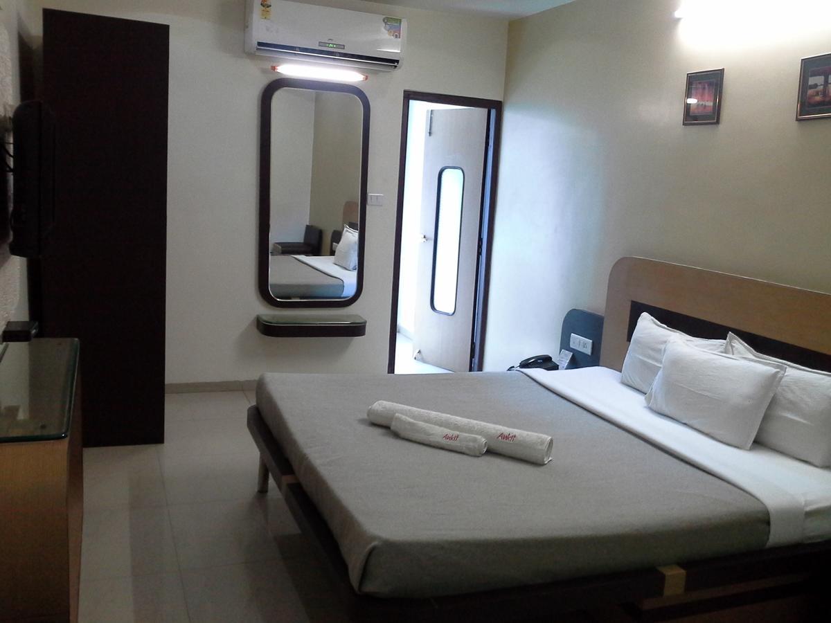 Galaxy Vaibhav Hotel Vasai Exterior foto